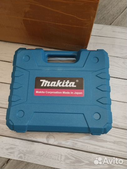 Шуруповерт в наборе Makиta