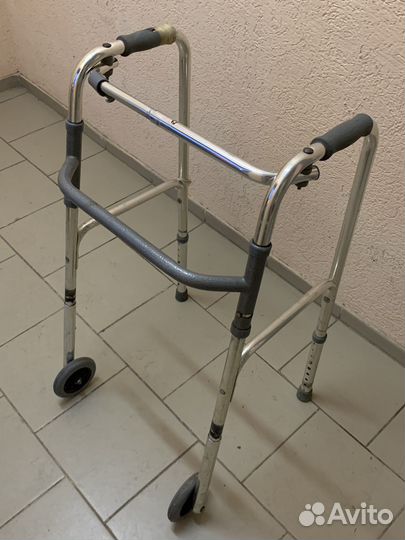 Ходунки для инвалидов на колесах