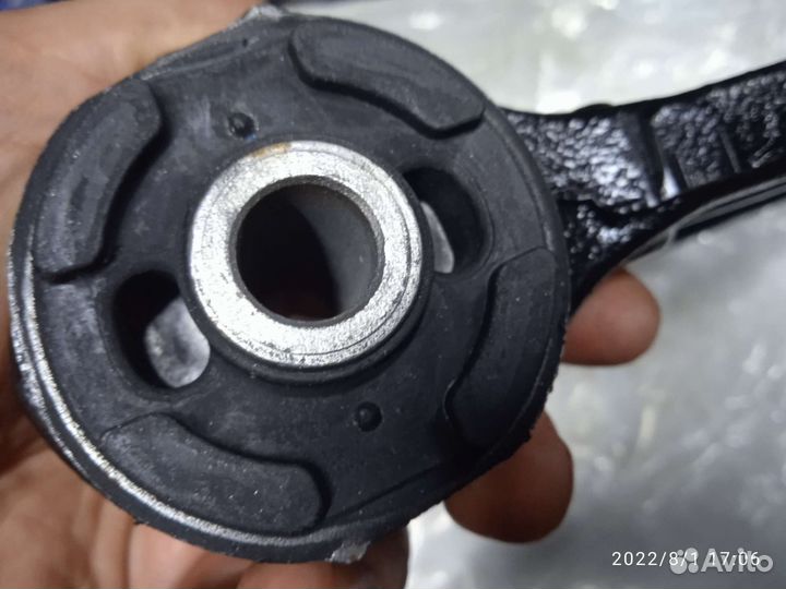 Рычаг передний верхний. Dodge Challenger