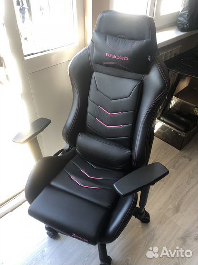 Компьютерное кресло и стол