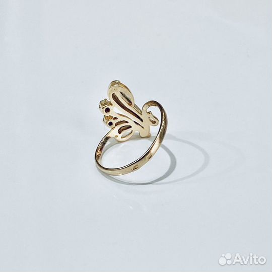 Золотое кольцо с камнем