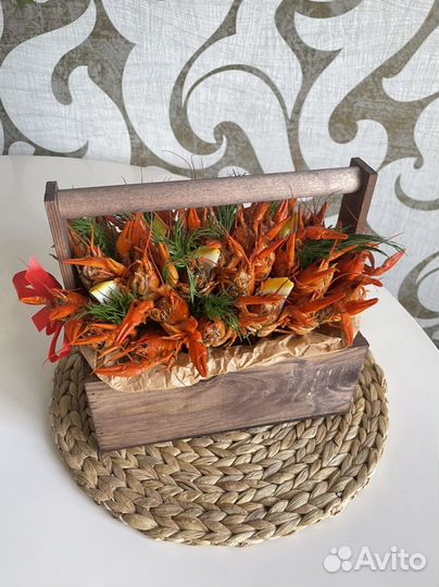 Съедобные букеты для мужчин из раков, колбасы