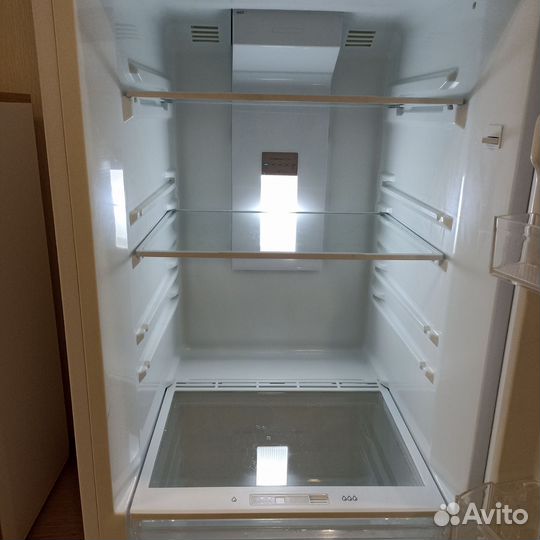 Холодильник Dexp NF240D