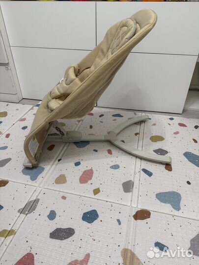 Шезлонг детский happy baby бежевый