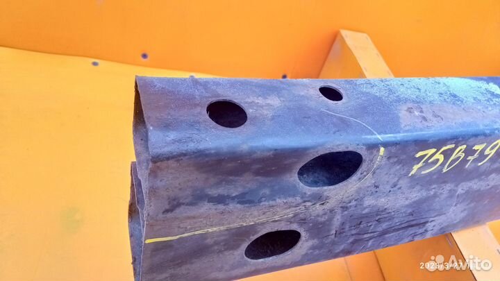 Усилитель переднего бампера для Pontiac Vibe 1