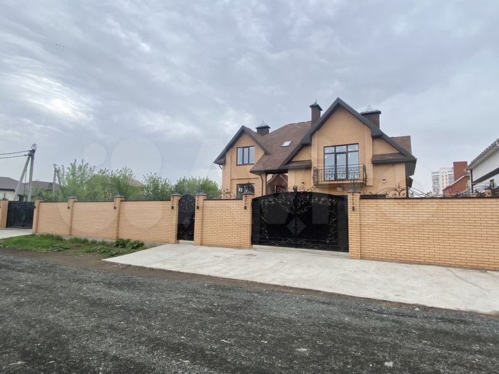 Коттедж 300 м² на участке 13 сот.