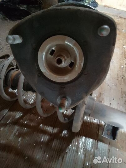 Продам передние амортизаторы