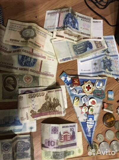 Коллекция монет, купюр, значков