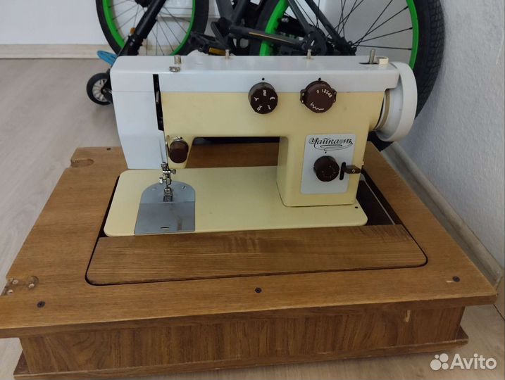 Швейная машинка чайка 143