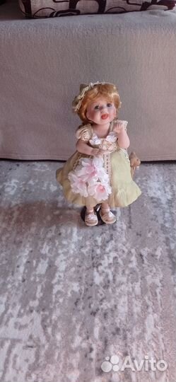 Кукла фарфоровая
