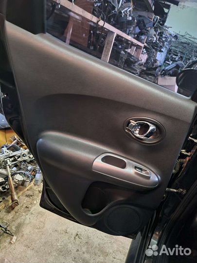 Обшивки дверей Nissan Juke 2011