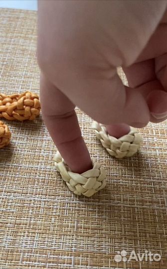 Сувенир «Лапоточки» плетеный из бумажной лозы