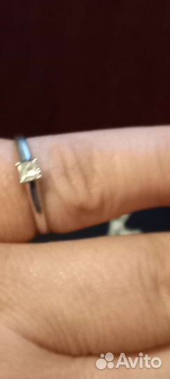 Кольцо с бриллиантом огранки принцеса