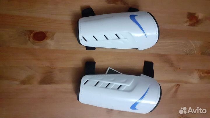 Футбольные щитки Nike