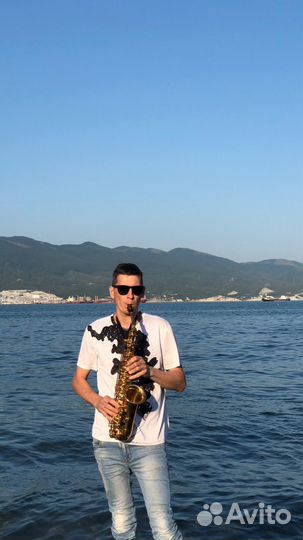 Саксофонист на праздник