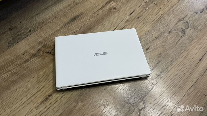Симпатичный белый Asus