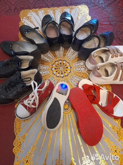 На девочку обувь
