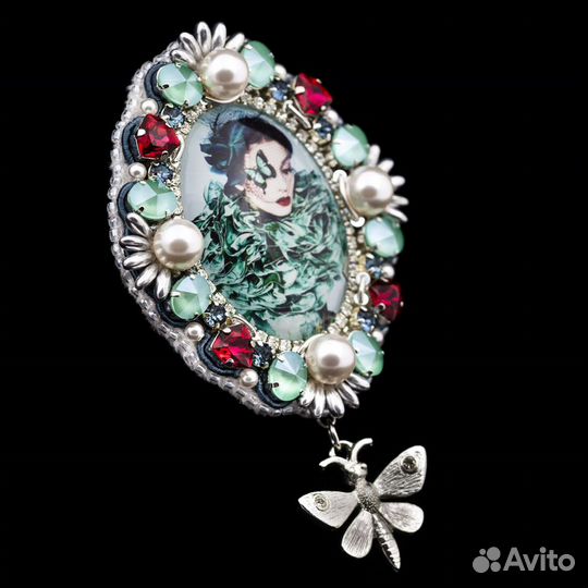 Брошь с кристаллами Swarovski