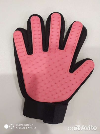 Перчатка для вычесывания шерсти