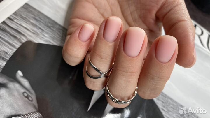 Мастер маникюра в студии