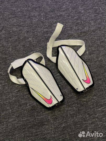 Белые Футбольные щитки Nike оригинал