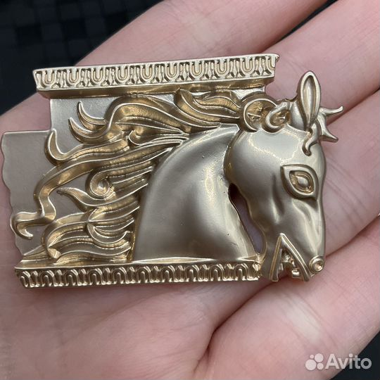 Брошь конь