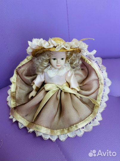Фарфоровая куколка