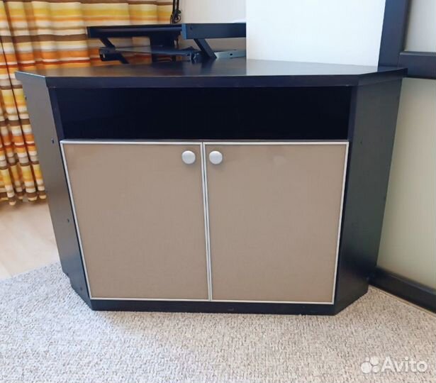 Тумба под телевизор угловая деревянная