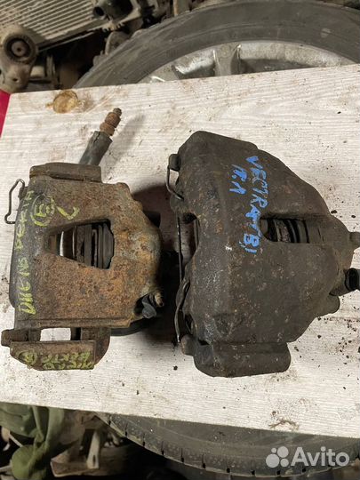 Передний левый суппорт Opel Vectra B