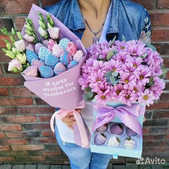 Шкатулка с клубникой в шоколаде и цветами