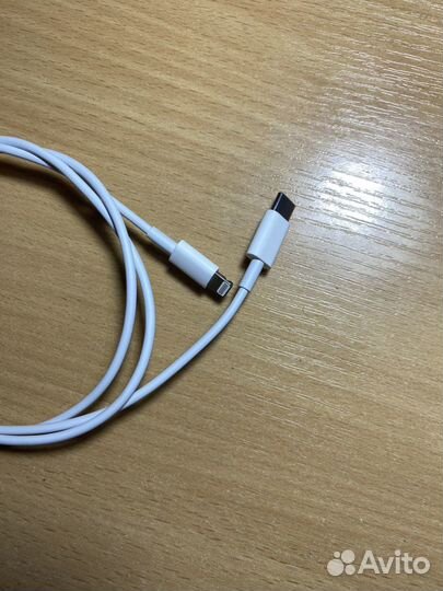 Кабель для зарядки на iPhone