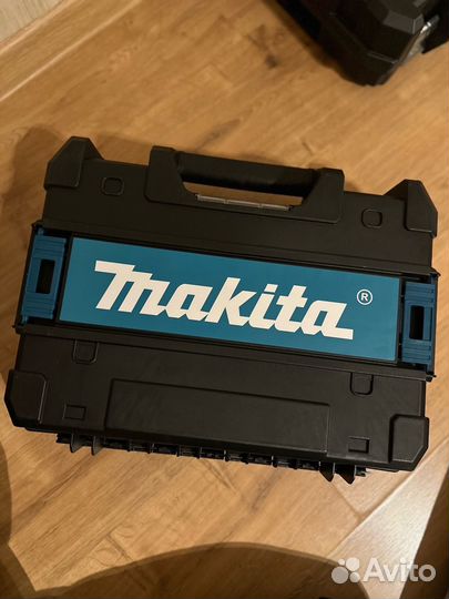 Лазерный уровень makita со штативом