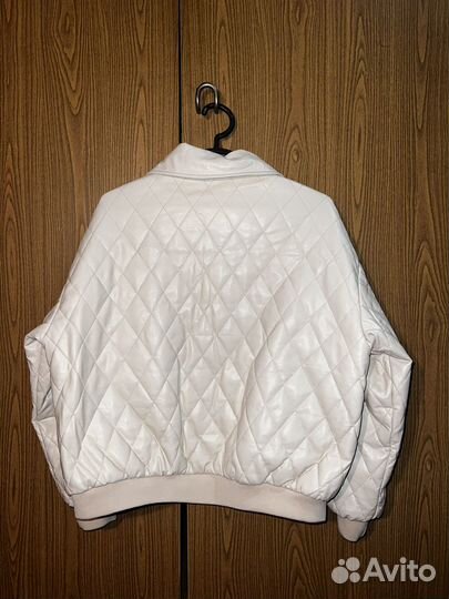 Бомбер кожаный бежевый