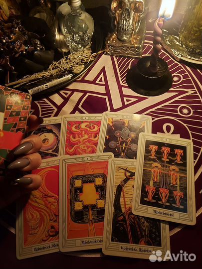 Гадание на картах таро и на рунах