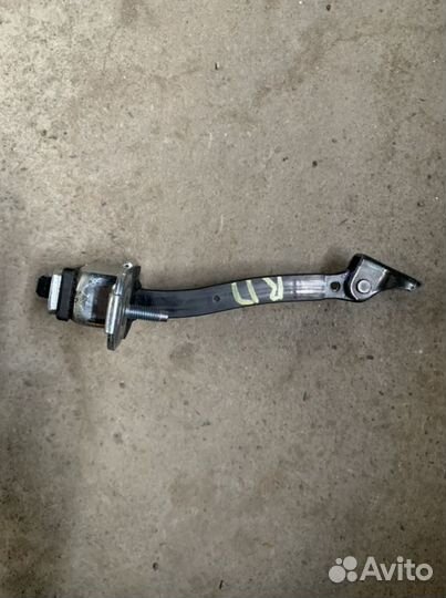 Ограничитель двери Hyundai i40 передний правый