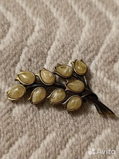 Брошь с янтарем