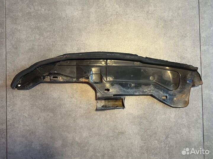 Пыльник крыла правого mercedes w123