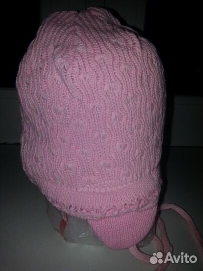 Вязанная шапочка для девочки на завязках