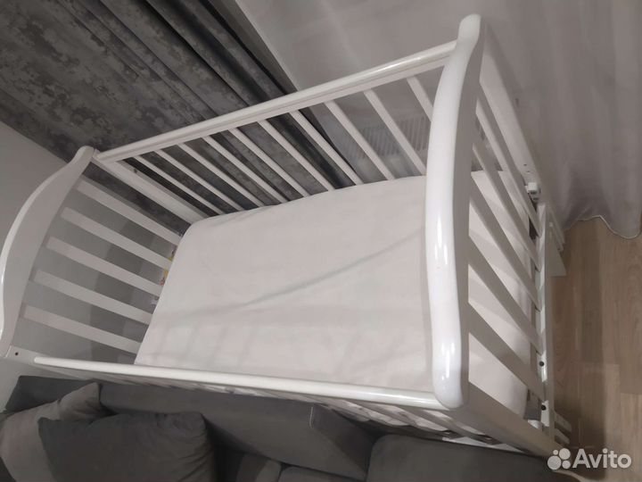 Детская кроватка с продольным маятником