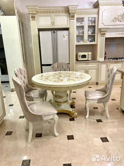 Стол со стульями