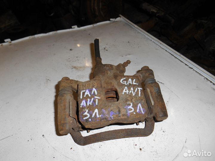 Задний левый суппорт Mitsubishi Galant