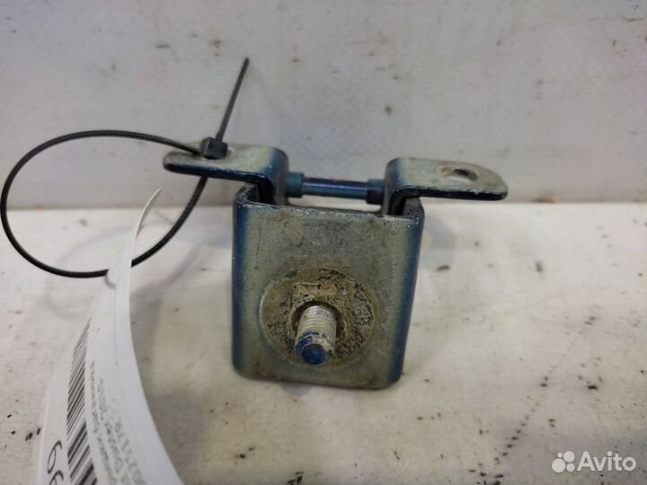 Петля крышки багажника Renault Duster 2010