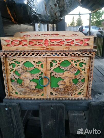 Маленький старинный сундучок