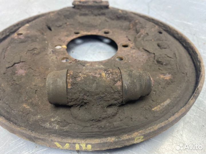 Щит опорный задний правый Audi 80/90 B4