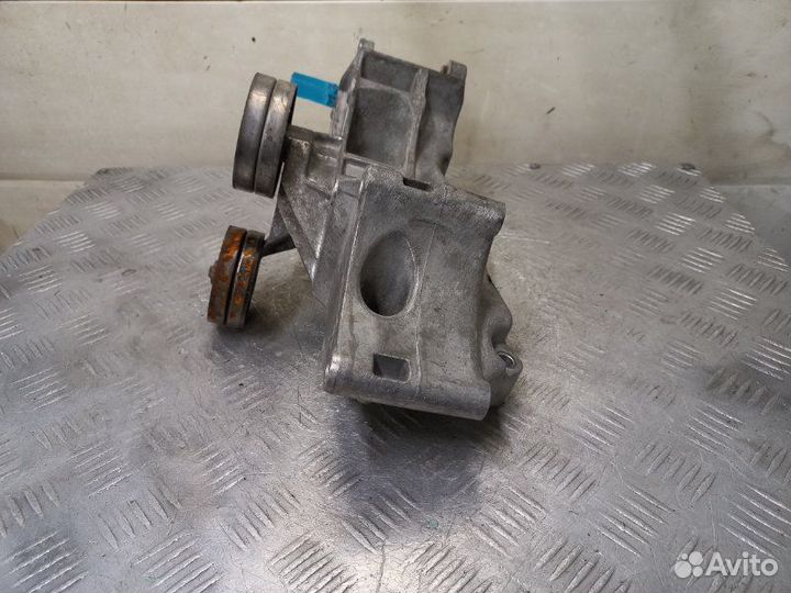 Кронштейн генератора Volkswagen Golf 4 1.4 16V MPI