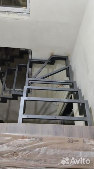 Лестница на металлокаркасе с установкой