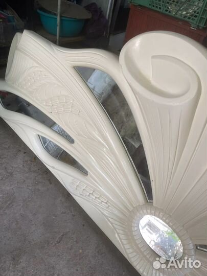 Зеркало и фасад от кровати