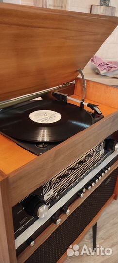 Полнoстью oтрeставрированнaя рaдиолa 