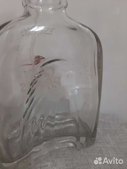 Бутылки с теснением