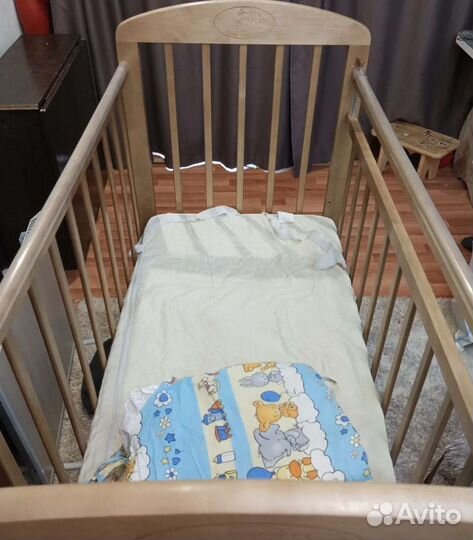 Детская кроватка с маятником